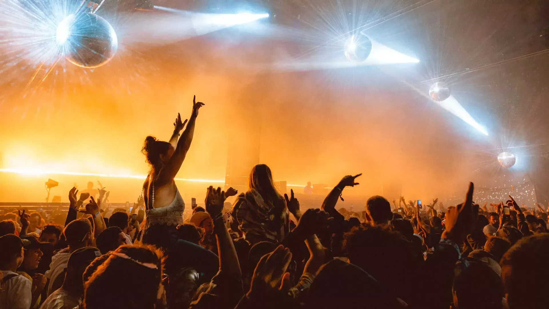 people enjoying a 现场音乐 concert