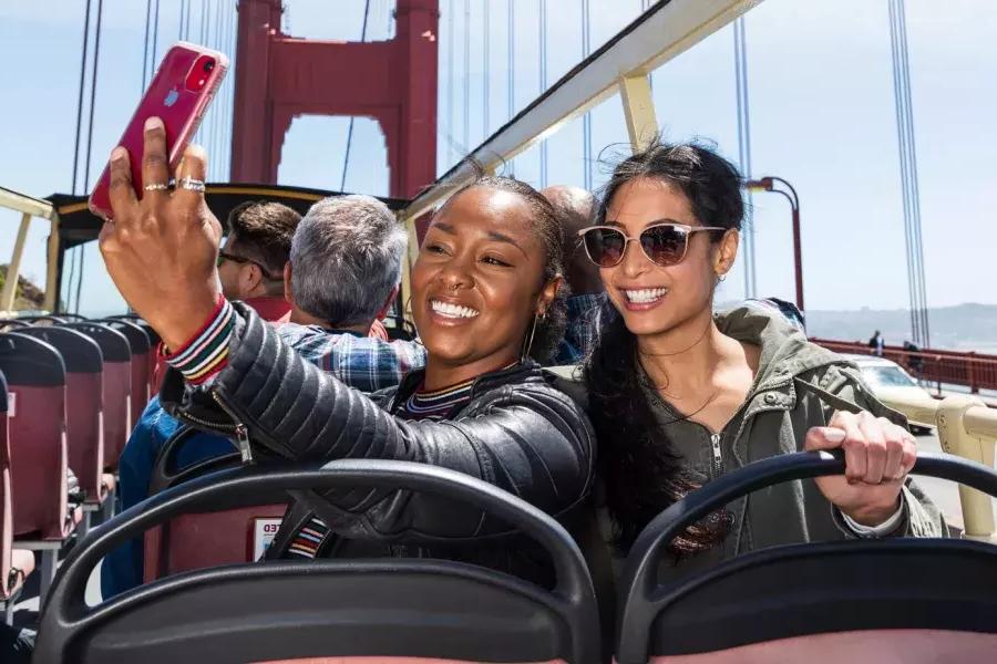 Amigos tirando selfies na Ponte Golden Gate