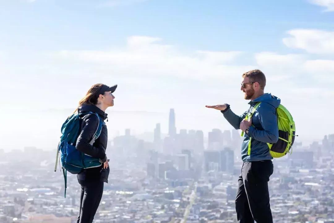 Excursionistas conversando con el horizonte de San Francisco a lo lejos