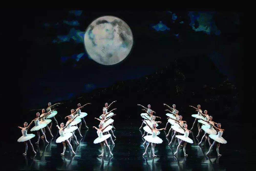 Ballet de San Francisco dans le Lac des Cygnes de Tomasson