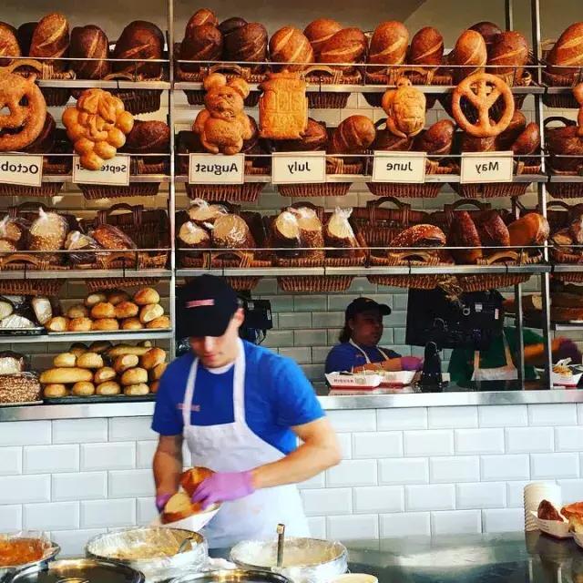 Los panaderos elaboran pan de masa madre en Boudin Bakery en San Francisco.