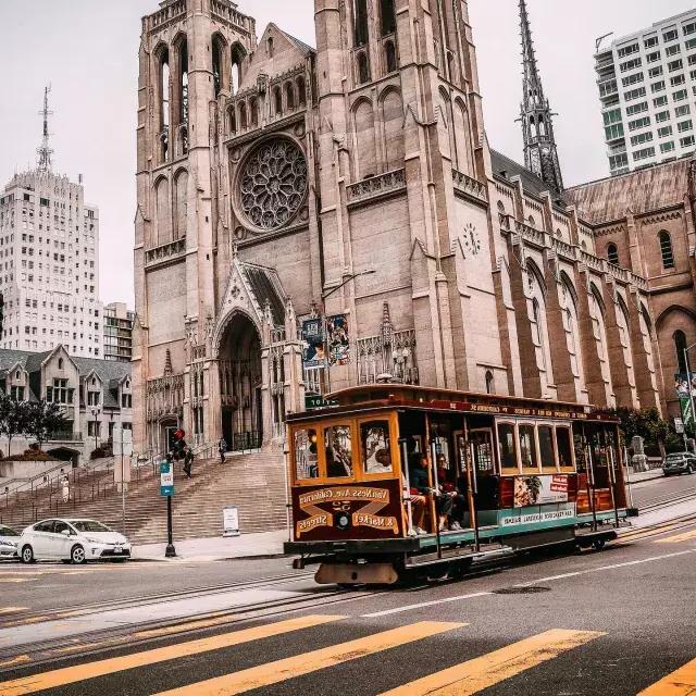 Teleférico passando pela Grace Cathedral