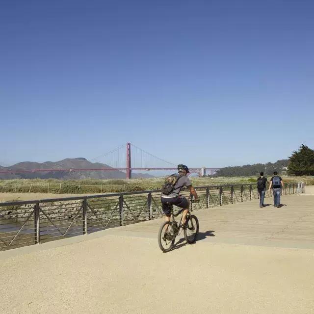 Un hombre anda en bicicleta por un sendero en Crissy Field. San Francisco, California.