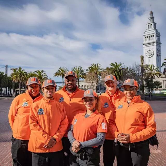 Os Embaixadores de Boas-Vindas 来自贝博体彩app se preparam para receber os visitantes no Ferry Building.