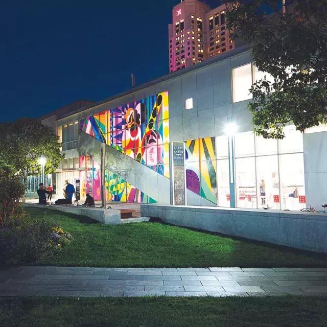 Exterior del Centro para las Artes Yerba Buena por la noche.